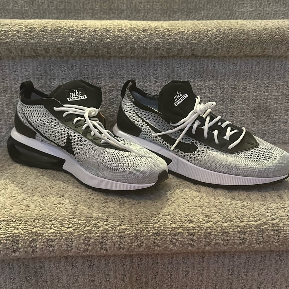 NIKE Men’s Flyknit Sneakers